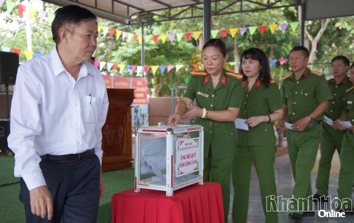 Các đại biểu ủng hộ Quỹ “Tấm lòng vàng” để hỗ trợ phạm nhân có hoàn cảnh khó khăn.
