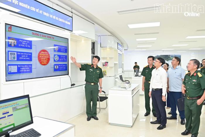Lãnh đạo UBND tỉnh tham quan tại Trung tâm Công nghệ thông tin và Ngoại ngữ của nhà trường.