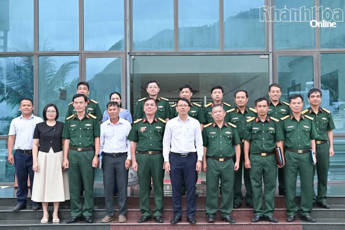 Các đại biểu chụp hình lưu niệm.