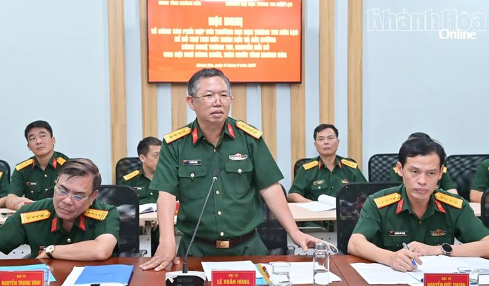 Đại tá, Phó Giáo sư, Tiến sĩ Lê Xuân Hùng phát biểu tại buổi làm việc.