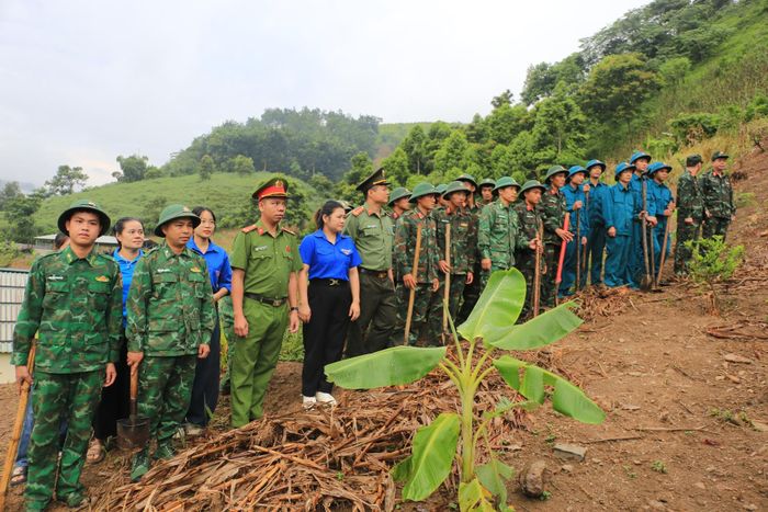 Các lực lượng tham gia tìm kiếm hài cốt liệt sĩ tại xã Pa Tần.