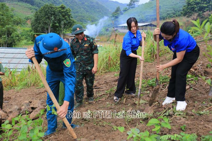 Các chiến sĩ và lực lượng hỗ trợ tích cực tìm kiếm hài cốt liệt sĩ.