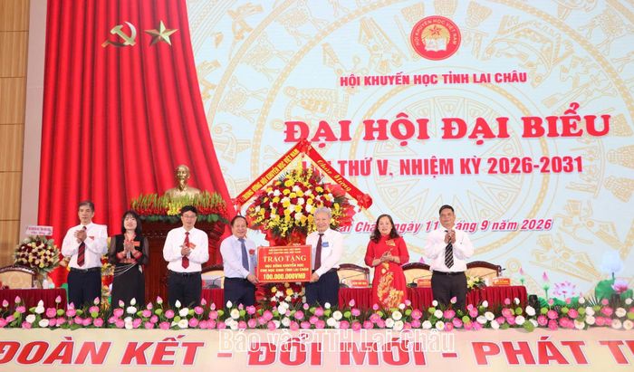 Hội Khuyến học tỉnh nhận học bổng khuyến học cho học sinh Lai Châu do Trung ương Hội Khuyến học Việt Nam trao tặng.