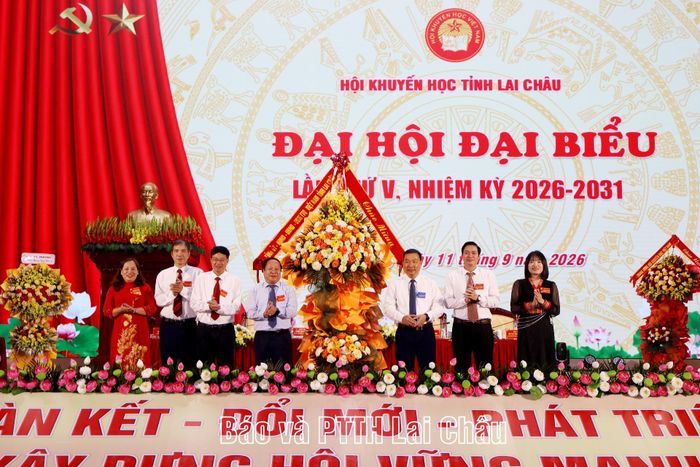 Thay mặt Tỉnh ủy, HĐND, UBND, Ủy ban MTTQ Việt Nam tỉnh, đồng chí Tống Thanh Bình - Phó Chủ tịch Thường trực Ủy ban MTTQ Việt Nam tỉnh chúc mừng đại hội.