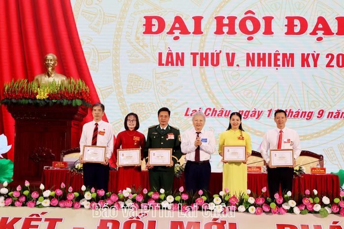 .... trao Kỷ niệm chương vì sự nghiệp khuyến học cho các cá nhân.