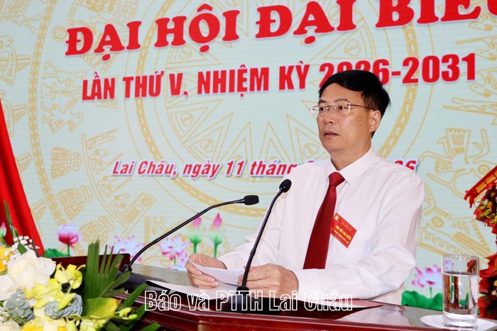 Đồng chí Mạc Quang Dũng - Giám đốc Sở Giáo dục và Đào tạo thông qua báo cáo chính trị khoá IV trình tại đại hội.