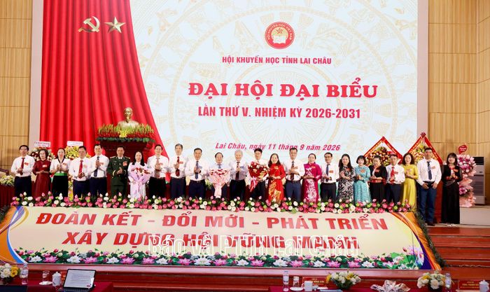 Các đồng chí Nguyễn Hồng Sơn – Phó Chủ tịch Trung ương Hội Khuyến học Việt Nam; Tống Thanh Bình - Phó Chủ tịch Thường trực Ủy ban MTTQ Việt Nam tỉnh chúc mừng Ban Chấp hành khóa V, nhiệm kỳ 2026 - 2031.