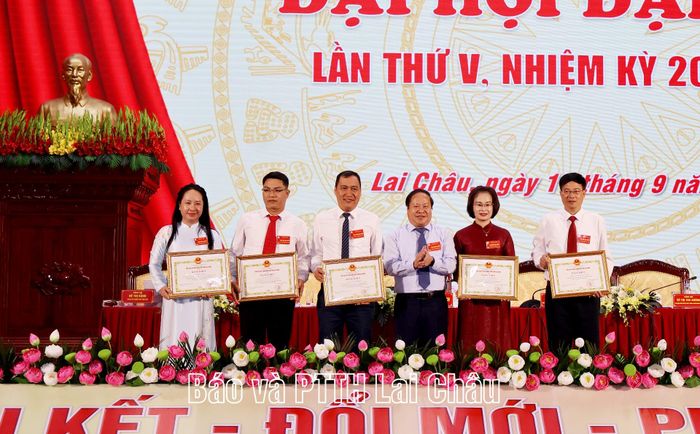 Đồng chí Tống Thanh Hải - Phó Chủ tịch Thường trực UBND tỉnh tặng bằng khen của Chủ tịch UBND tỉnh cho các tập thể, cá nhân.