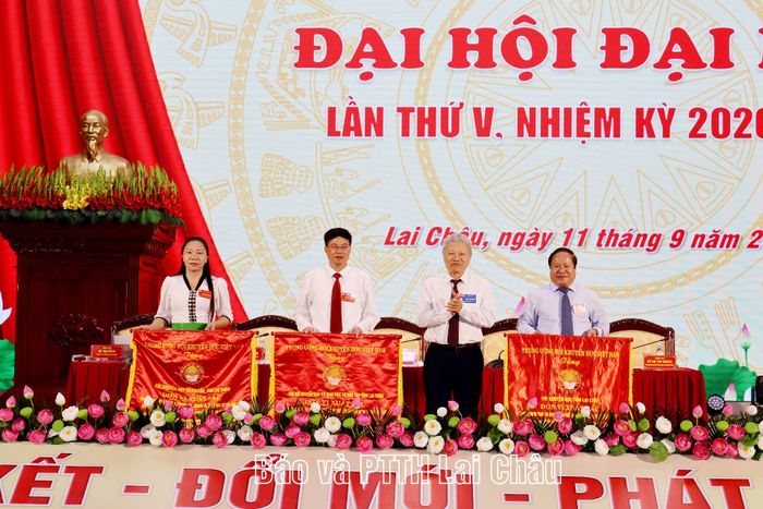 Đồng chí Nguyễn Hồng Sơn – Phó Chủ tịch Trung ương Hội Khuyến học Việt Nam tặng cờ cho các tập thể.