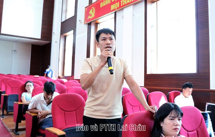 Người dân tham gia ý kiến tại hội nghị.