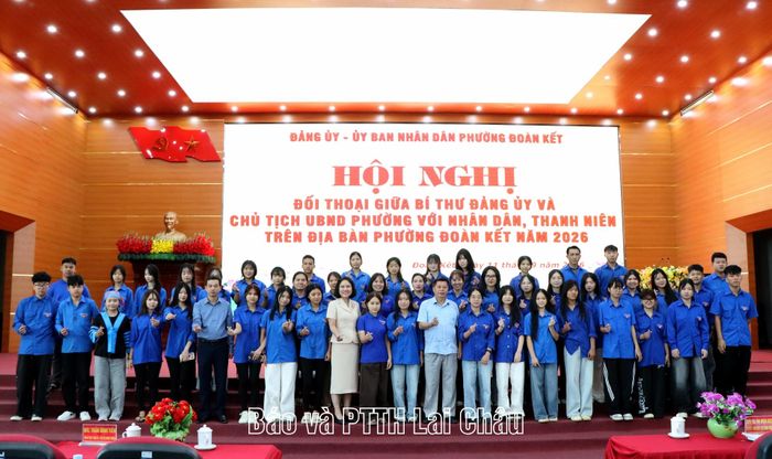 Các đồng chí lãnh đạo Đảng ủy, UBND phường chụp ảnh lưu niệm cùng đoàn viên, thanh niên phường.
