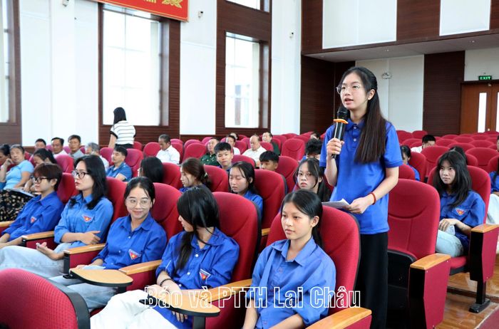 Đoàn viên, thanh niên tham gia ý kiến đối thoại với lãnh đạo Đảng ủy, UBND phường.
