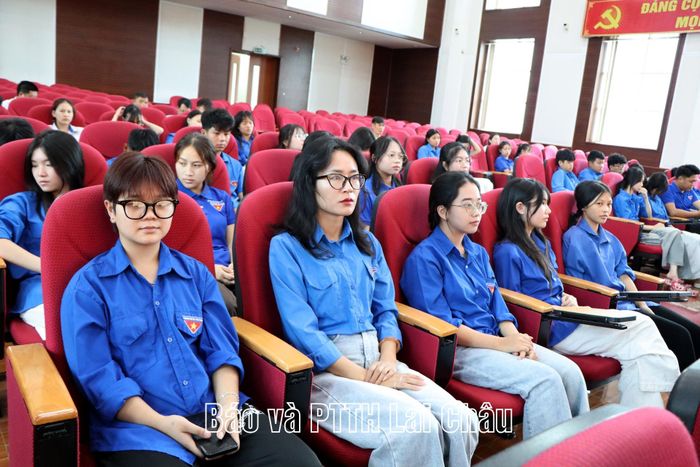 Các đại biểu dự hội nghị.