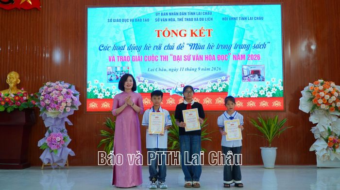 Đồng chí Hoàng Thu Phương - Phó Giám đốc Sở Giáo dục và Đào tạo trao giải cho các thí sinh.