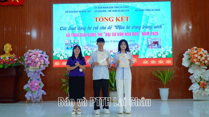 Đồng chí Đào Thị Thanh Nhàn – Phó Trưởng Ban Thường trực Ban Tuyên giáo Tỉnh ủy trao giải cho các thí sinh đạt giải A Cuộc thi "Đại sứ Văn hóa đọc".