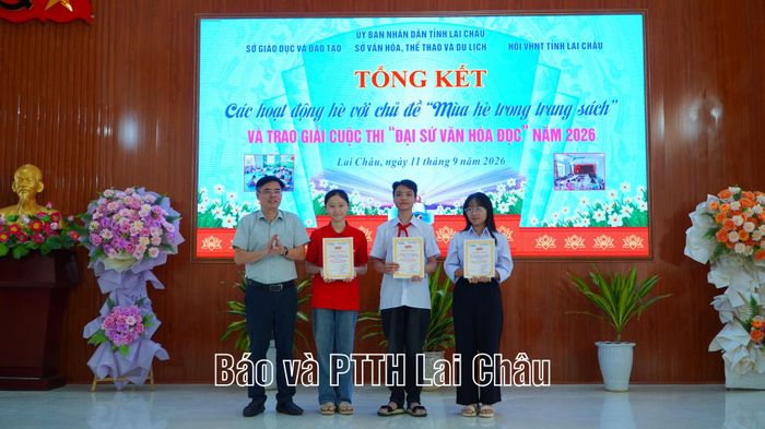 Đồng chí Trần Quang Kháng - Phó Giám đốc Sở Văn hóa, Thể thao và Du lịch trao giải nhì cho các thí sinh đạt giải Cuộc thi "Đại sứ Văn hóa đọc".