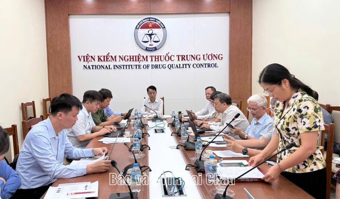Quang cảnh cuộc họp.