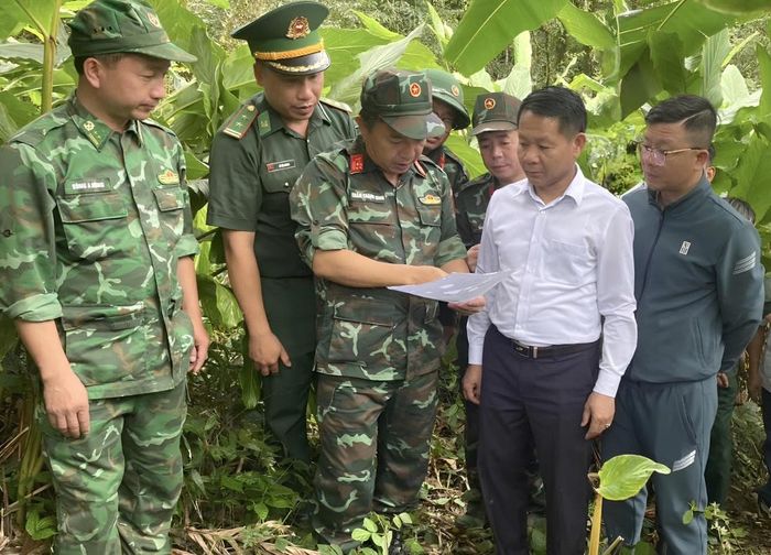 Lực lượng quy tập đối chiếu sơ đồ mộ chí với thực địa tại xã Dào San để xác định vị trí mộ liệt sĩ.