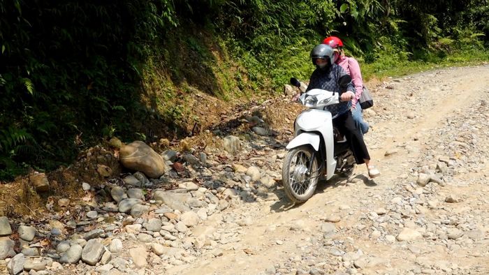 Nhiều vị trí tuyến đường Bum Nưa - Pa Vệ Sủ xuống cấp nghiêm trọng.