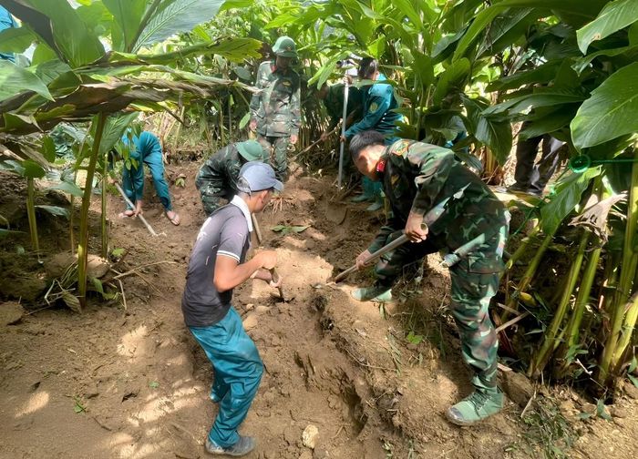 Các lực lượng tìm kiếm, quy tập mộ liệt sĩ Tạ Văn Bàn tại bản Tung Qua Lìn (xã Dào San).