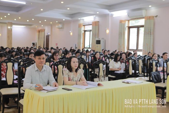 Các cán bộ, giáo viên tham gia tập huấn