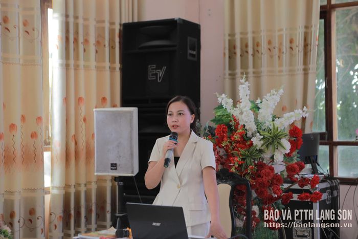 Báo cáo viên của Sở Giáo dục và Đào tạo trao đổi tại buổi tập huấn