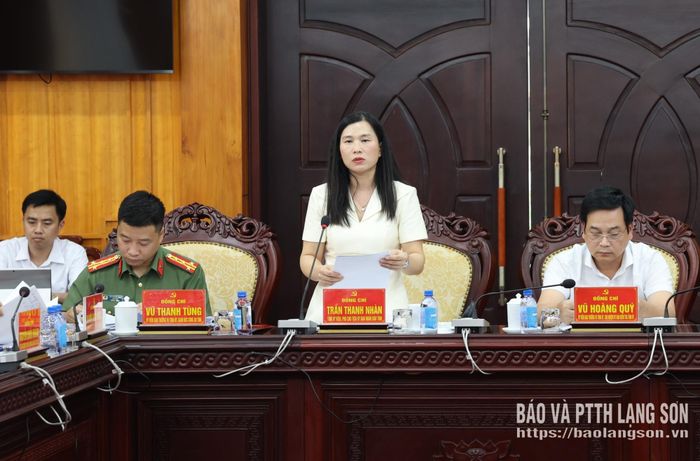 Đồng chí Trần Thanh Nhàn, Phó Chủ tịch UBND tỉnh báo cáo một số nội dung tại buổi làm việc