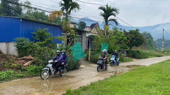 Tổ công tác xử lý chó thả rông xã Xuân Quang tổ chức tuần tra tại các khu dân cư, đường trục thôn.