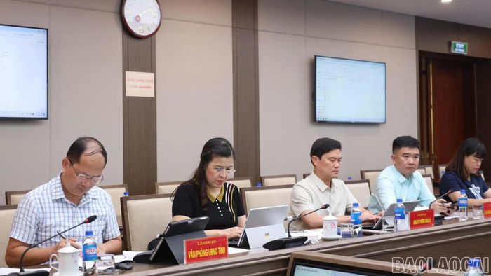 Lãnh đạo các sở, ngành, địa phương tham dự cuộc họp.
