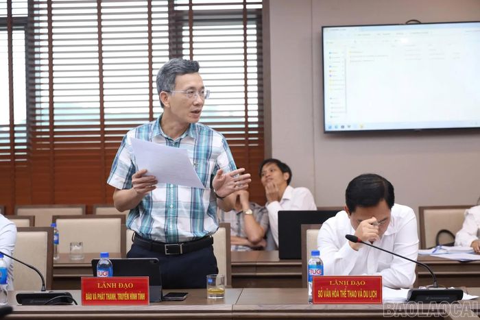 Lãnh đạo các sở, ngành, đơn vị thảo luận công tác chuẩn bị.