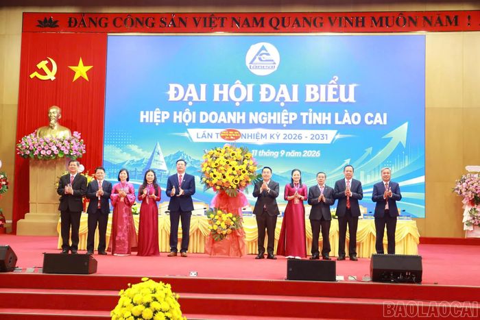 Đồng chí Nguyễn Tuấn Anh - Phó Bí thư Tỉnh ủy, Chủ tịch UBND tỉnh tặng hoa chúc mừng đại hội.