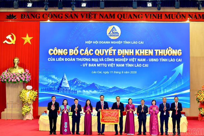 Liên đoàn Thương mại và Công nghiệp Việt Nam tặng Bức trướng cho Hiệp hội Doanh nghiệp tỉnh Lào Cai.