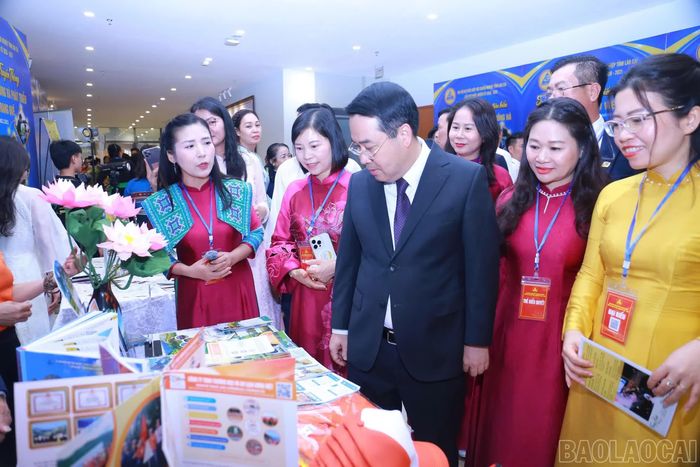 Lãnh đạo tỉnh tham quan các gian hàng trưng bày sản phẩm của các doanh nghiệp trên địa bàn tỉnh.