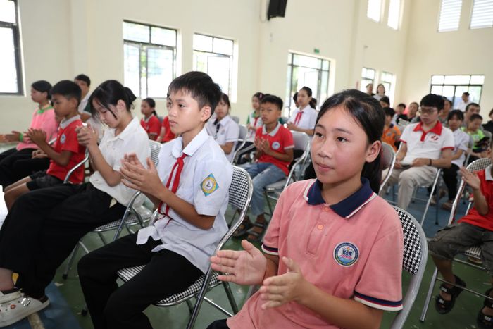 Đại biểu, các đơn vị tài trợ, phụ huynh và học sinh tham dự chương trình.