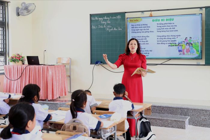 Tiết học của cô và trò ở Trường PTNT liên cấp tiểu học và THCS Thuận An (xã Thuận An)