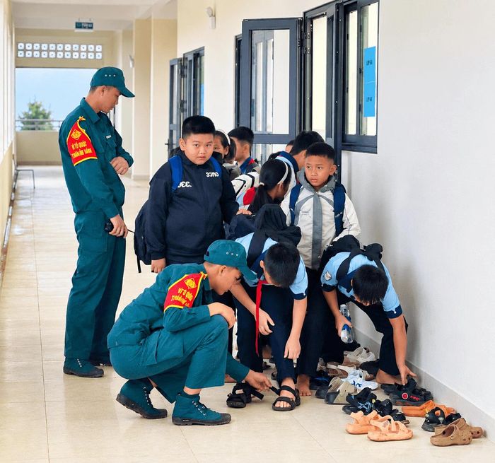 Lực lượng dân quân tự vệ xã Quảng Trực tham gia hỗ trợ tại Trường PTNT liên cấp tiểu học và THCS Quảng Trực