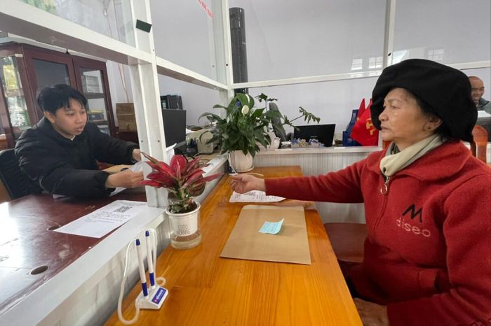 Người dân đến Trung tâm Phục vụ hành chính công xã D’ran giải quyết thủ tục đất đai