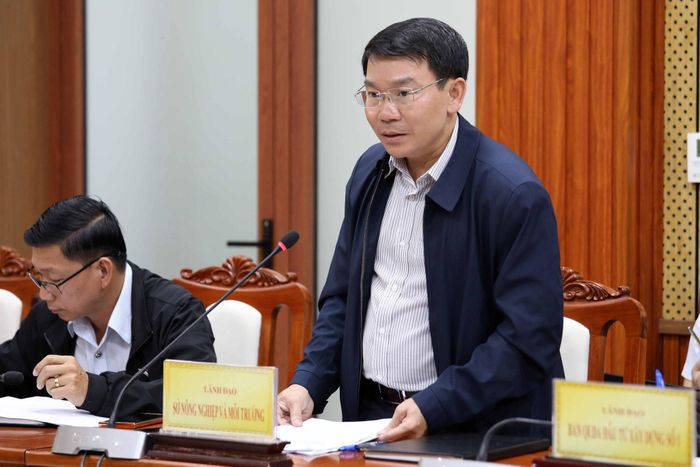 Phó Giám đốc Sở Nông nghiệp và Môi trường tỉnh Trần Văn Diêu trao đổi, làm rõ các kiến nghị, phản ánh của công dân