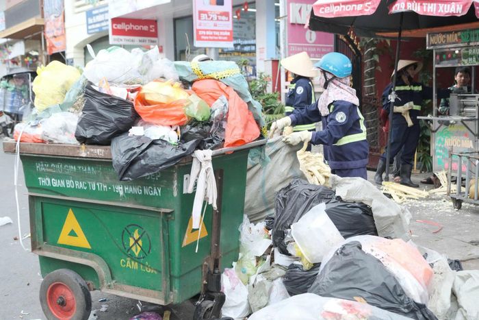 Công ty Cổ phần Dịch vụ đô thị Đà Lạt phải huy động khoảng 200 công nhân cùng 30 phương tiện chuyên dụng để thu gom, xử lý rác tồn đọng