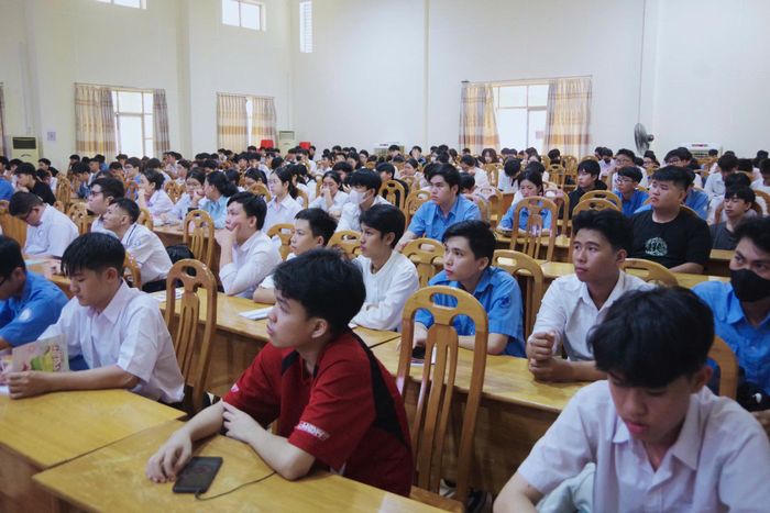 Sinh viên Trường Cao đẳng Bình Thuận được thông tin, tuyên truyền về tình hình biển, đảo Việt Nam