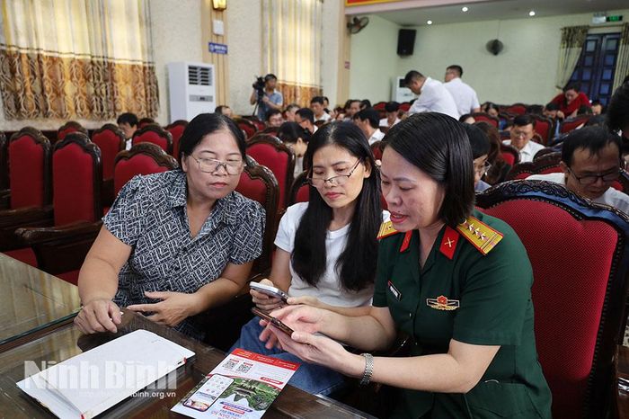 Lãnh đạo Viettel Ninh Bình trực tiếp hướng dẫn đại biểu đăng ký tài khoản. Ảnh: Phạm Hiền