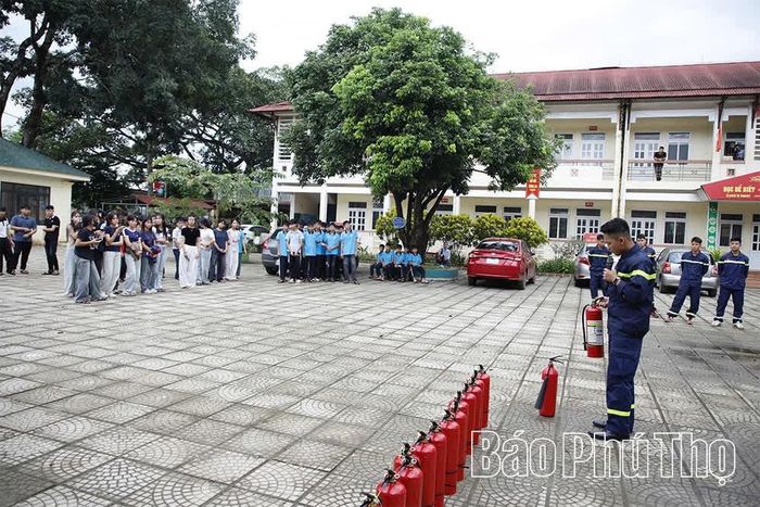 Lực lượng PCCC&CNCH chuyên nghiệp hướng dẫn người dân xã Mường Thàng kỹ năng sử dụng bình cứu hỏa chuyên dụng.