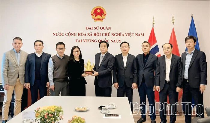Đồng chí Phó Bí thư Tỉnh ủy Nguyễn Mạnh Sơn cùng đoàn công tác của tỉnh Phú Thọ trao bức tượng Quốc tổ Hùng Vương tặng Đại sứ quán Việt Nam tại Vương quốc Na Uy.