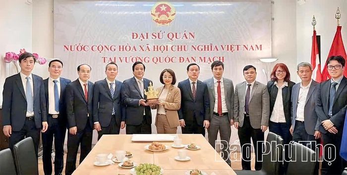 Phó Bí thư Tỉnh ủy Nguyễn Mạnh Sơn cùng đoàn công tác trao bức tượng Quốc tổ Hùng Vương tặng Đại sứ quán Việt Nam tại Vương quốc Đan Mạch.