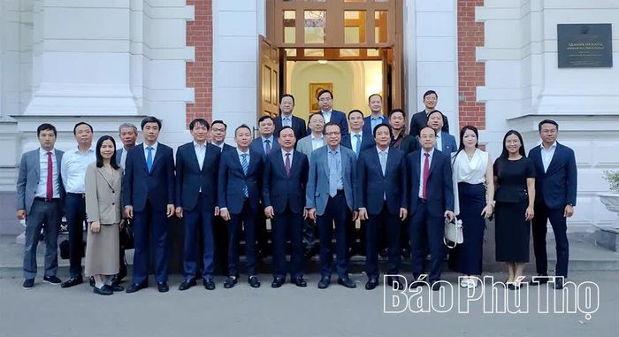 Đoàn công tác của tỉnh Phú Thọ và cán bộ, nhân viên Đại sứ quán Việt Nam tại Liên bang Nga chụp ảnh lưu niệm.