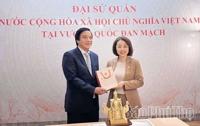 Đại sứ đặc mệnh toàn quyền nước Cộng hòa xã hội chủ nghĩa Việt Nam tại Vương quốc Đan Mạch Nguyễn Lê Thanh trao quà lưu niệm tặng đồng chí Phó Bí thư Tỉnh ủy Nguyễn Mạnh Sơn và đoàn công tác tỉnh Phú Thọ.