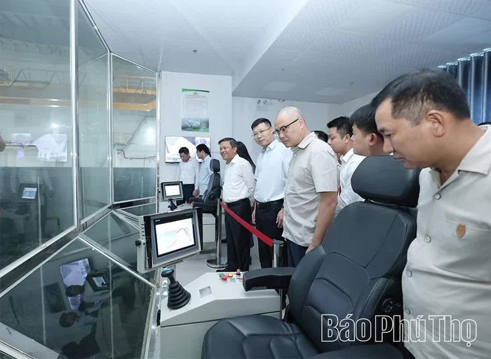 Đoàn công tác thăm quan khu vực xử lý rác thải với công nghệ hiện đại.