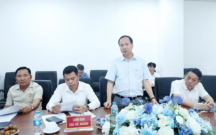 Lãnh đạo Sở Nông nghiệp và Môi trường báo cáo phương án giải quyết các kiến nghị, đề xuất của doanh nghiệp.