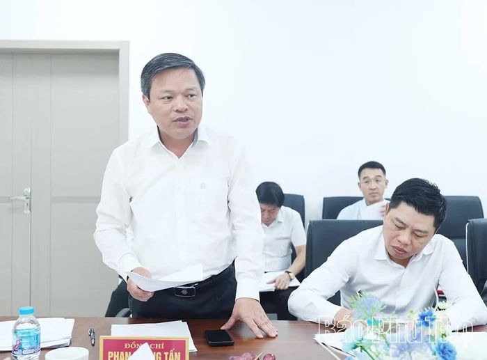Đồng chí Phó Chủ tịch UBND tỉnh Phan Trọng Tấn phát biểu tại buổi làm việc với nhà đầu tư.