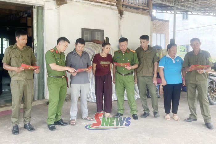 Công an xã Chiềng Sơ cùng Tổ bảo vệ ANTT bản Luấn tuyên truyền pháp luật cho nhân dân.